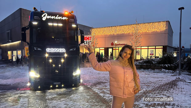 Am 4. Dezember machte die „JML Christmas Truck Tour 2023“ in Köln Station. Bereits seit einigen Jahren tourt Spediteurin und Model Janina Martig mit ihrem 40-Tonner zur Weihnachtszeit durch Deutschland und die Schweiz, um Kindern mit Geschenken die Feiertage zu verschönern. (Foto: smalltalk)