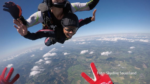 Janique Johnson präsentiert die „News“ bei RTLzwei und ist Wetter-Moderatorin der RTL-„Punkte“. Mit einem Fallschirmsprung aus über 3.000 Metern stellte die TV-Journalistin sich nun im Sauerland ihrer Flugangst: ein unvergessliches Erlebnis. (Foto: Skydive Sauerland)