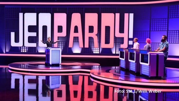 Ruth Moschner übernimmt die Moderation in der Sat.1-Neuauflage der einst von Frank Elstner präsentierten Quizshow „Jeopardy!“. In der Primetime-Show am 20. Februar geht’s für die Kandidatinnen und Kandidaten darum, möglichst viele richtige Fragen zu stellen. (Foto: Sat.1/Willi Weber)
