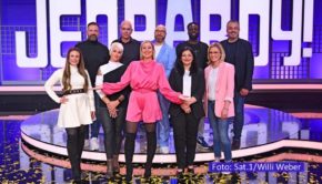 Neun Kandidatinnen und Kandidaten gehen bei „Jeopardy!“ ins Rennen, um die richtigen Fragen zu vorgegebenen Antworten zu stellen. Moderatorin Ruth Moschner führt am 9. und 23. August in Sat.1 durch zwei neue Ausgaben des reaktivierten Rateshow-Klassikers. (Foto: Sat.1/Willi Weber)