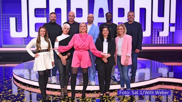 Neun Kandidatinnen und Kandidaten gehen bei „Jeopardy!“ ins Rennen, um die richtigen Fragen zu vorgegebenen Antworten zu stellen. Moderatorin Ruth Moschner führt am 9. und 23. August in Sat.1 durch zwei neue Ausgaben des reaktivierten Rateshow-Klassikers. (Foto: Sat.1/Willi Weber)