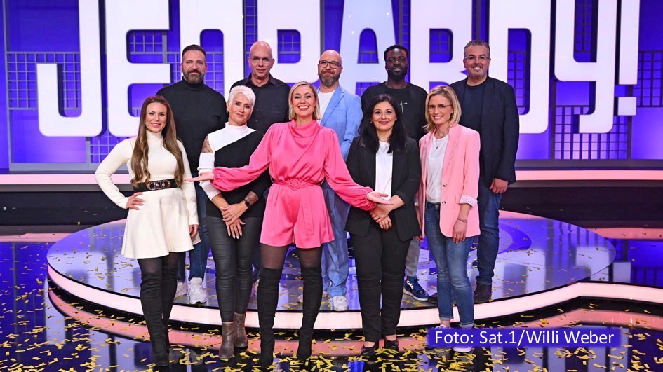 Neun Kandidatinnen und Kandidaten gehen bei „Jeopardy!“ ins Rennen, um die richtigen Fragen zu vorgegebenen Antworten zu stellen. Moderatorin Ruth Moschner führt am 9. und 23. August in Sat.1 durch zwei neue Ausgaben des reaktivierten Rateshow-Klassikers. (Foto: Sat.1/Willi Weber)