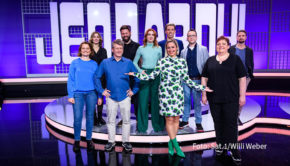 Am 23. August feiern die Kult-Show-Wochen in Sat.1 mit einer neuen Ausgabe von „Jeopardy!“ ihr vorläufiges Finale. Moderatorin Ruth Moschner begrüßt um 20:15 Uhr noch einmal neun Kandidatinnen und Kandidaten zur kurzweiligen Suche nach den richtigen Fragen. (Foto: Sat.1/Willi Weber)