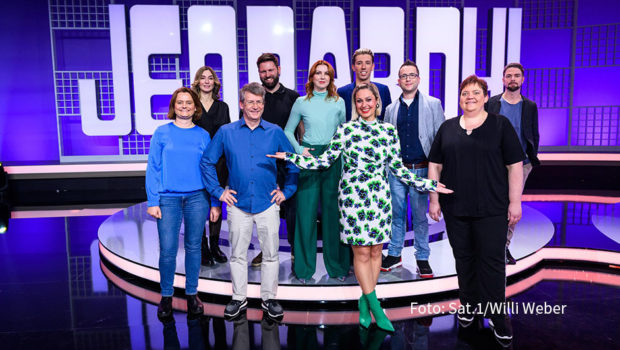 Am 23. August feiern die Kult-Show-Wochen in Sat.1 mit einer neuen Ausgabe von „Jeopardy!“ ihr vorläufiges Finale. Moderatorin Ruth Moschner begrüßt um 20:15 Uhr noch einmal neun Kandidatinnen und Kandidaten zur kurzweiligen Suche nach den richtigen Fragen. (Foto: Sat.1/Willi Weber)