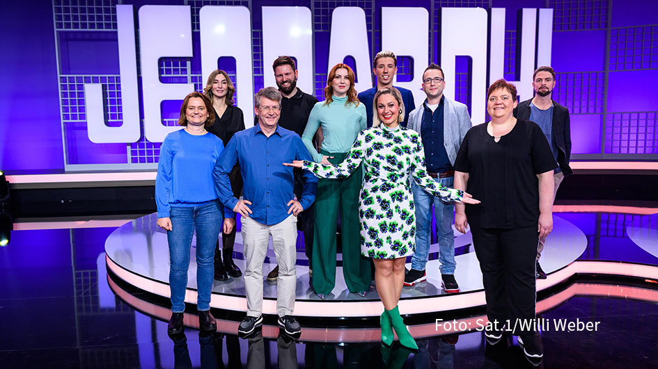 Am 23. August feiern die Kult-Show-Wochen in Sat.1 mit einer neuen Ausgabe von „Jeopardy!“ ihr vorläufiges Finale. Moderatorin Ruth Moschner begrüßt um 20:15 Uhr noch einmal neun Kandidatinnen und Kandidaten zur kurzweiligen Suche nach den richtigen Fragen. (Foto: Sat.1/Willi Weber)