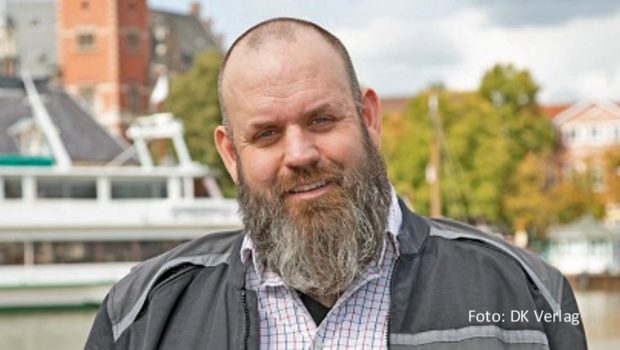 Vegankoch Jérôme Eckmeier unternimmt in seiner neuen Buchveröffentlichung eine Reise durch die Welt des Backens. Für „Vegan Baking“, das am 22. Dezember im DK Verlag erscheint, haben Eckmeier und seine Co-Autorin Daniela Lais mehr als 80 internationale Rezepte zusammengetragen. (Foto: DK Verlag)