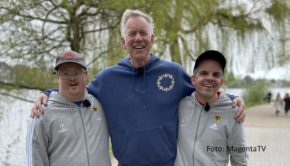 Mit der Doku-Eigenproduktion „Jetzt! Wir! Special Olympics in Berlin“ blickt MagentaTV auf die inklusive Sport-Weltspiele, die ab dem 17. Juni ihre Deutschland-Premiere feiern. Im Film unterstützt Johannes B. Kerner u.a. die „Hockies“ Tom Krohn und Stefan Schlehahn bei ihren Turniervorbereitungen. (Foto: MagentaTV)
