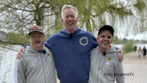 Mit der Doku-Eigenproduktion „Jetzt! Wir! Special Olympics in Berlin“ blickt MagentaTV auf die inklusive Sport-Weltspiele, die ab dem 17. Juni ihre Deutschland-Premiere feiern. Im Film unterstützt Johannes B. Kerner u.a. die „Hockies“ Tom Krohn und Stefan Schlehahn bei ihren Turniervorbereitungen. (Foto: MagentaTV)