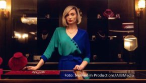 Die Serie „Joan“ ist seit dem 10. Oktober exklusiv bei MagentaTV verfügbar und erzählt die wahre Geschichte der Juwelendiebin Joan Hannington. In der Hauptrolle ist die britische Schauspielerin und „Game of Thrones“-Star Sophie Turner zu sehen. (Foto: Snowed-In Productions/All3Media)