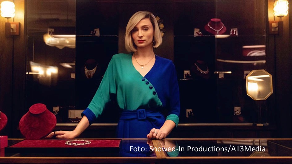 Die Serie „Joan“ ist seit dem 10. Oktober exklusiv bei MagentaTV verfügbar und erzählt die wahre Geschichte der Juwelendiebin Joan Hannington. In der Hauptrolle ist die britische Schauspielerin und „Game of Thrones“-Star Sophie Turner zu sehen. (Foto: Snowed-In Productions/All3Media)