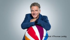 Jörg Pilawa führt als Moderator durch die neue Sat.1-Show „Zurück in die Schule“, in der Grundschülerinnen und -schüler prominente Erwachsene unterrichten. Mit dabei sind u.a. Sonya Kraus, Wotan Wilke Möhring und Marcel Reif. (Foto: Sat.1/Thomas Leidig)