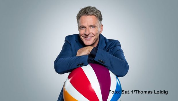 Jörg Pilawa führt als Moderator durch die neue Sat.1-Show „Zurück in die Schule“, in der Grundschülerinnen und -schüler prominente Erwachsene unterrichten. Mit dabei sind u.a. Sonya Kraus, Wotan Wilke Möhring und Marcel Reif. (Foto: Sat.1/Thomas Leidig)