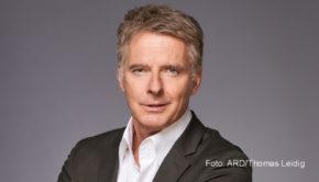 Nach einer kurzen Winterpause geht die ARD-Talkshow „Maischberger. Die Woche“ am heutigen 12. Januar in eine neue Runde. Zu Gast sind u.a. Moderator Jörg Pilawa sowie die Politiker Linda Teuteberg und Boris Palmer. (Foto: ARD/Thomas Leidig)