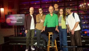 In jeder Folge seiner neuen WDR-Show „Johann König findet“ knöpft sich der titelgebende Comedian jeweils ein Thema vor. Zum Auftakt behauptet er: „Essen ist was Wunderbares“. Dazu haben auch seine Gäste etwas zu sagen. Zu ihnen gehören u.a. Michael Mittermeier, Florentine Osche und Tony Bauer. Foto © WDR/Melanie Grande