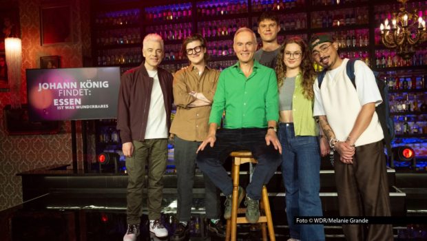 In jeder Folge seiner neuen WDR-Show „Johann König findet“ knöpft sich der titelgebende Comedian jeweils ein Thema vor. Zum Auftakt behauptet er: „Essen ist was Wunderbares“. Dazu haben auch seine Gäste etwas zu sagen. Zu ihnen gehören u.a. Michael Mittermeier, Florentine Osche und Tony Bauer. Foto © WDR/Melanie Grande