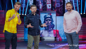 Im heutigen Duell gegen ihren Arbeitgeber ProSieben werden Joko Winterscheidt und Klaas Heufer-Umlauf vor eine animalische Challenge gestellt. Sie müssen Selfies mit Tieren machen. Los geht’s mit einem Krokodil im Büro. Moderiert wird das Ganze von Steven Gätjen. (Foto: ProSieben/Stefan Gregorowius)