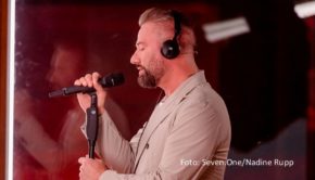 Zum 50. Mal geht die Show „Joko & Klaas gegen ProSieben“ auf Sendung. In der Jubiläumausgabe winkt den beiden Titelhelden im Falle eines Sieges ein ganzer Sendetag als „Programmdirektoren“. Doch die Spiele, bei denen u.a. Sänger Sasha zum Einsatz kommt haben es einmal mehr in sich. (Foto: Seven.One/Nadine Rupp)