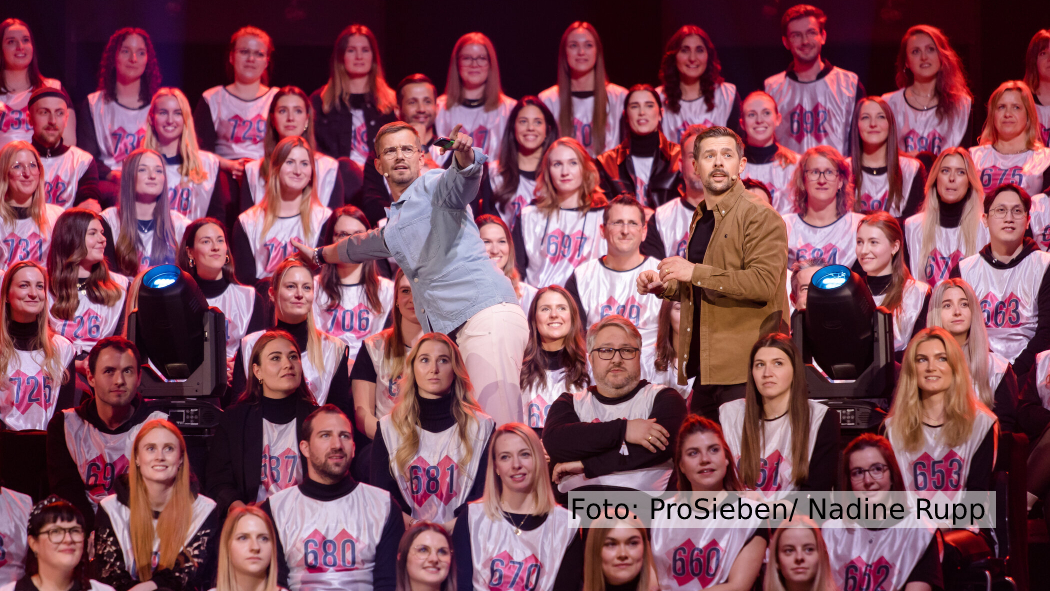 „Joko und Klaas gegen ProSieben“ geht am 23. Mai in die vorerst letzte Runde. Im großen Staffelfinale müssen die beiden Moderatoren gleich gegen 777 Mitarbeiterinnen und Mitarbeiter des Senders antreten. (Foto: ProSieben/Nadine Rupp)