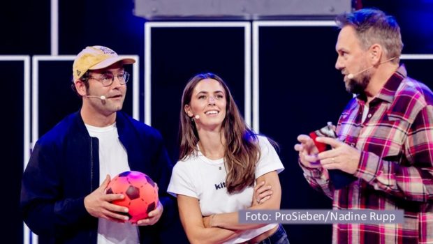Der TV-Wettkampf zwischen Joko Winterscheidt und Klaas Heufer-Umlauf und ihrem Arbeitgeber ProSieben geht am 7. November in eine weitere Runde. Dabei müssen sich die beiden Entertainer u.a. gegen Sängerin Vanessa Mai und deren Kollegen Bosse behaupten. Wie gewohnt führt Steven Gätjen als Moderator durch „Joko & Klaas gegen ProSieben“. (Foto: ProSieben/Nadine Rupp)