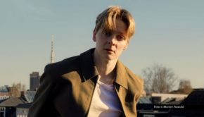 Mit der Single „OMG (Oh mein Gott)“ gibt Jonas Monar einen weiteren Vorgeschmack auf sein im Herbst erscheinendes viertes Studioalbum. Der Song ist eine hochenergetische Hymne über das Gefühlschaos einer Generation, die in digitalen Missverständnissen feststeckt. Foto © Morten Rowold