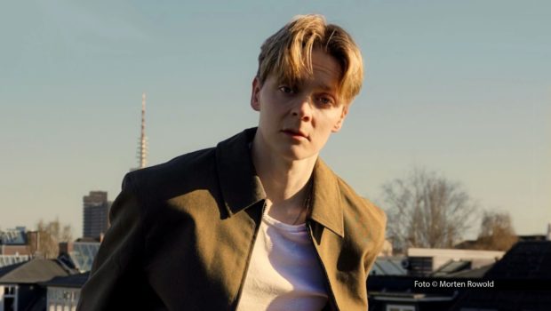 Mit der Single „OMG (Oh mein Gott)“ gibt Jonas Monar einen weiteren Vorgeschmack auf sein im Herbst erscheinendes viertes Studioalbum. Der Song ist eine hochenergetische Hymne über das Gefühlschaos einer Generation, die in digitalen Missverständnissen feststeckt. Foto © Morten Rowold