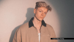 Der Hamburger Singer Songwriter Jonas Monar engagiert sich für Kindeswohl-Berlin. Gemeinsam mit Kindern und Jugendlichen hat er den Song „Das sind wir“ geschrieben. Die Live-Premiere gibt’s am 4. Dezember bei der Kindeswohl-Gala in der Hauptstadt. (Foto © Nico Herwig)