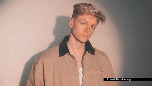 Der Hamburger Singer Songwriter Jonas Monar engagiert sich für Kindeswohl-Berlin. Gemeinsam mit Kindern und Jugendlichen hat er den Song „Das sind wir“ geschrieben. Die Live-Premiere gibt’s am 4. Dezember bei der Kindeswohl-Gala in der Hauptstadt. (Foto © Nico Herwig)