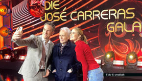 Am heutigen 10. Dezember lädt José Carreras im MDR erneut zur „José Carreras Gala“ ein. Gemeinsam mit Sven Lorig und Stephanie Müller-Spirra führt der Startenor durch die 31. Ausgabe der Show, bei der Spenden für den Kampf gegen Leukämie gesammelt werden. Foto © smalltalk