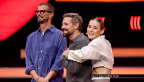 Für die Teamchefs Joko Winterscheidt und Klaas Heufer-Umlauf sowie Moderatorin Jeannine Michaelsen geht’s Ende des Jahres auf die Zielgerade bei „Das Duell um die Welt“. ProSieben und Joyn zeigen die letzte Staffel der preisgekrönten Spielshow ab dem 30. November. Foto © Joyn/Nadine Rupp