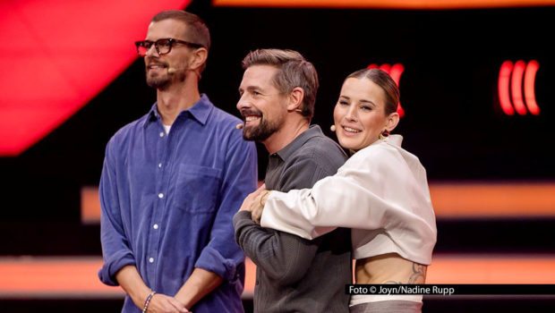 Für die Teamchefs Joko Winterscheidt und Klaas Heufer-Umlauf sowie Moderatorin Jeannine Michaelsen geht’s Ende des Jahres auf die Zielgerade bei „Das Duell um die Welt“. ProSieben und Joyn zeigen die letzte Staffel der preisgekrönten Spielshow ab dem 30. November. Foto © Joyn/Nadine Rupp