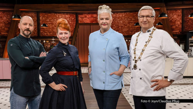 Zum Abschluss von Staffel 6 der Sat.1-Show „Das große Backen – Die Profis“ begrüßt Moderatorin Enie van de Meiklokjes am 6. August die drei Finalisten. Die Jury aus Christian Hümbs, Bettina Schliephake-Burchardt und Günther Koerffer stellt ihnen eine dreiteilige Aufgabe auf Meister-Niveau. Foto © Joyn/Claudius Pflug