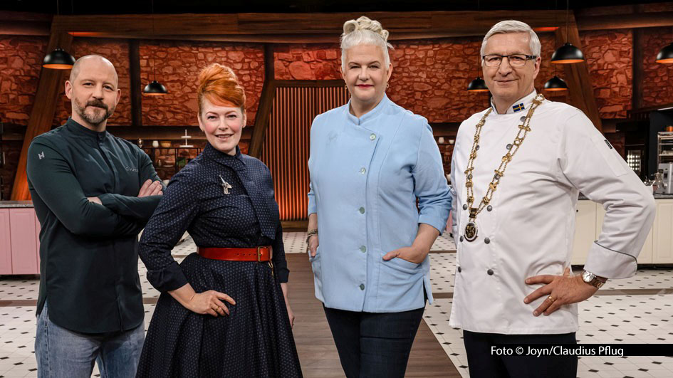 Zum Abschluss von Staffel 6 der Sat.1-Show „Das große Backen – Die Profis“ begrüßt Moderatorin Enie van de Meiklokjes am 6. August die drei Finalisten. Die Jury aus Christian Hümbs, Bettina Schliephake-Burchardt und Günther Koerffer stellt ihnen eine dreiteilige Aufgabe auf Meister-Niveau. Foto © Joyn/Claudius Pflug