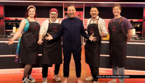 Am 12. November gibt‘s eine neue Folge der Sat.1-Kochshow „The Taste“. Dabei gehen Coach Tim Raue und sein Team als Favoriten ins Rennen. Raues Schützling Pako hat sich bereits vier goldene Sterne erkocht. Als Gastjuror gibt diesmal Ricky Saward ein rein veganes Programm vor. (Foto © Joyn/Benedikt Müller)