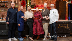 Am 1. Adventssonntag, den 1. Dezember, startet in Sat.1 das neue Food-Format „Unser Festtagsmenü“. Das Ganze ist eine Kombination aus den Shows „The Taste“ und „Das große Backen“. Moderatorinnen sind dementsprechend Angelina Kirsch und Enie van de Meiklokjes. (Foto: Joyn/Markus Hertrich)