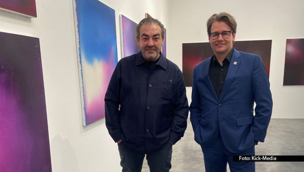 Der Kunstexperte und Kurator Dirk Geuer holt erstmals einen Künstler nach Deutschland, dessen Kreativität bislang vor allem in der Kulinarik zu erleben war. In der Geuer & Geuer Art Foundation in Düsseldorf zeigt der Wiener Drei-Sterne-Koch Juan Amador seine Gemälde. (Foto: © Kick-Media)