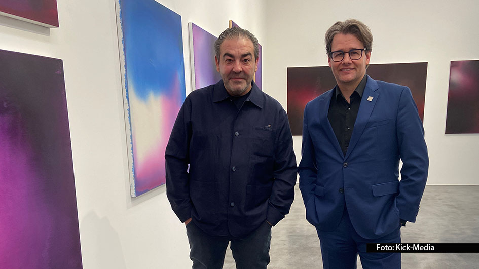 Der Kunstexperte und Kurator Dirk Geuer holt erstmals einen Künstler nach Deutschland, dessen Kreativität bislang vor allem in der Kulinarik zu erleben war. In der Geuer & Geuer Art Foundation in Düsseldorf zeigt der Wiener Drei-Sterne-Koch Juan Amador seine Gemälde. (Foto: © Kick-Media)