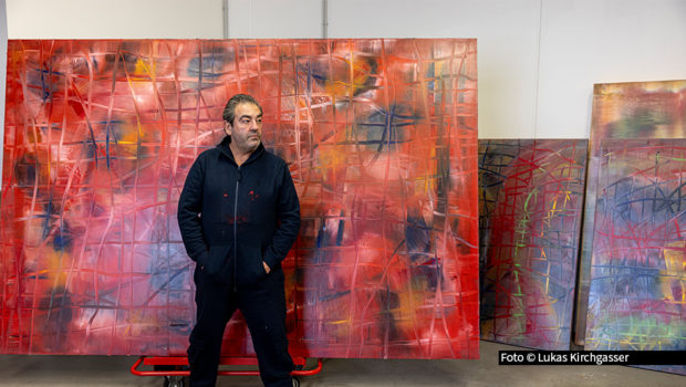 Kurator und Ausstellungsmacher Dirk Geuer holt den Sternekoch Juan Amador nach Deutschland – als Maler. Unter dem Titel „Polarlichter“ sind die farbintensiven Bilder des Wahlwieners vom 2. April bis 2. Mai in den Ausstellungsräumen der Geuer & Geuer Art Foundation in Düsseldorf zu sehen. Foto © Lukas Kirchgasser