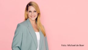 Auch in diesem Jahr ist „Tagesschau“-Sprecherin und Moderatorin Judith Rakers als Themenpatin an „Hand in Hand für Norddeutschland“ beteiligt. Die zweiwöchige NDR-Benefizaktion, die am heutigen 5. Dezember startet, will diesmal zur Linderung von Folgen des Ukraine-Kriegs beitragen. (Foto: Michael de Boer)