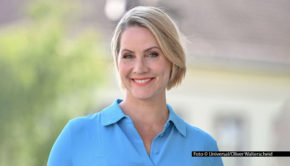 Moderatorin, Autorin und Journalistin Judith Rakers zieht gerade mit ihrer „kleinen Farm“ auf die Insel Rügen um. Darüber spricht die am 18. Juli in der Talkshow „Kölner Treff“ im WDR Fernsehen und auch in der neuen Podcast-Folge von „Baborie & Rakers – Was war los gewesen?“. Foto © Universal/Oliver Walterscheid