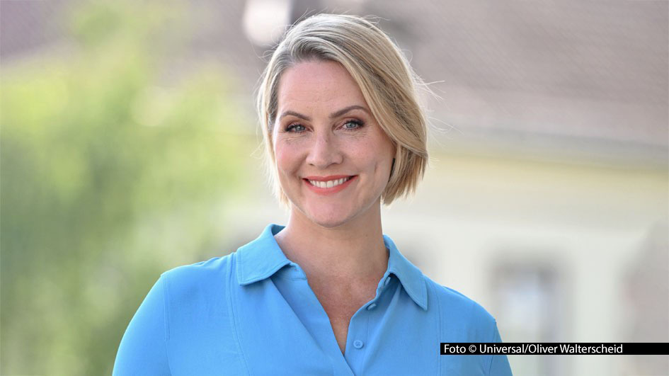 Moderatorin, Autorin und Journalistin Judith Rakers zieht gerade mit ihrer „kleinen Farm“ auf die Insel Rügen um. Darüber spricht die am 18. Juli in der Talkshow „Kölner Treff“ im WDR Fernsehen und auch in der neuen Podcast-Folge von „Baborie & Rakers – Was war los gewesen?“. Foto © Universal/Oliver Walterscheid