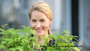 Selbstversorgungs-Expertin Judith Rakers wird mit ihrem 2021 erschienenen „Homefarming“-Ratgeber aktuell wieder auf Platz 1 der vom „Spiegel“ veröffentlichten Kategorien-Bestsellerliste geführt. Auch Rakers’ zum Thema passendes Kochbuch hält sich weit oben in den entsprechenden Buch-Charts. (Foto: Gräfe und Unzer/Sebastian Fuchs)