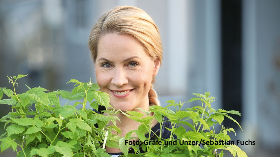 Selbstversorgungs-Expertin Judith Rakers wird mit ihrem 2021 erschienenen „Homefarming“-Ratgeber aktuell wieder auf Platz 1 der vom „Spiegel“ veröffentlichten Kategorien-Bestsellerliste geführt. Auch Rakers’ zum Thema passendes Kochbuch hält sich weit oben in den entsprechenden Buch-Charts. (Foto: Gräfe und Unzer/Sebastian Fuchs)
