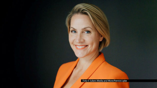 Moderatorin und Autorin Judith Rakers war unlängst zu Dreharbeiten in Finnisch-Lappland unterwegs und spricht darüber in der aktuellen Folge ihres ARD-Podcasts mit Ariana Baborie. Darüber hinaus ist sie am 13. März zu Gast in der Talkshow „Riverboat“ im MDR Fernsehen. Foto © Jukers Media and More/Patrick Lipke