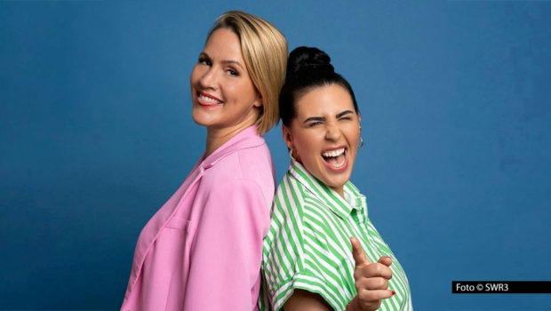 In ihrem Podcast „Baborie & Rakers“ arbeiten Judith Rakers und Ariana Baborie das Alphabet ab. Die aktuelle Folge, die auf allen gängigen Plattformen verfügbar ist, beschäftigt sich mit Begriffen, die mit „Q“ beginnen – von „Quality Time“ über „Quiet Quitting“ bis einfach nur: „Quatschen“. (Foto: SWR3)