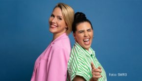 In ihrem Alphabet-Podcast „Baborie & Rakers“ sind die Moderatorinnen Judith Rakers und Ariana Baborie mittlerweile beim „F“ angelangt. Das hält sie aber wie gewohnt nicht davon ab, auch über Themen mit anderen Anfangsbuchstaben zu sprechen. Die Folge gibt’s jetzt in der ARD-Audiothek. (Foto: swr3)