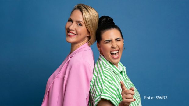 In ihrem Alphabet-Podcast „Baborie & Rakers“ sind die Moderatorinnen Judith Rakers und Ariana Baborie mittlerweile beim „F“ angelangt. Das hält sie aber wie gewohnt nicht davon ab, auch über Themen mit anderen Anfangsbuchstaben zu sprechen. Die Folge gibt’s jetzt in der ARD-Audiothek. (Foto: swr3)