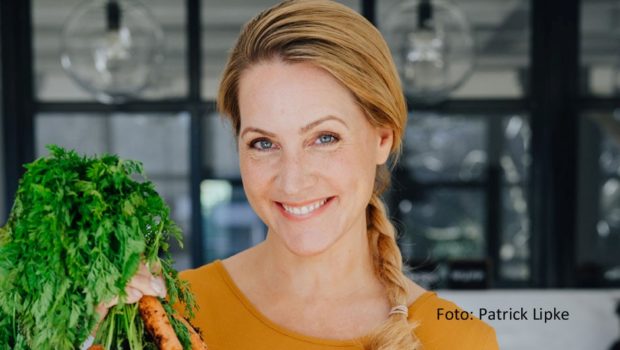 Moderatorin und „Tagesschau“-Sprecherin Judith Rakers ist in der aktuellen Ausgabe von Bettina Rusts Podcast „Toast Hawaii“ zu Gast. Darin geht’s u.a. um ihren massiv bestückten Selbstversorger-Garten und die Herausforderung, die sich daraus für sie als Köchin ergeben. (Foto: Patrick Lipke)