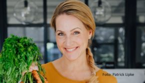 Beim Sommeressen des Clubs der europäischen Unternehmerinnen an der Alster sprach Judith Rakers über ihre Erfahrungen als Frau in der Medienbranche und ihren Weg ins Unternehmertum. Darüber hinaus gibt’s seit dem 31. Juli eine neue Ausgabe ihres Podcasts „Auf’m Acker“. (Foto: Patrick Lipke)