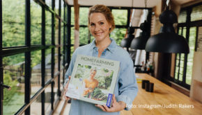 Judith Rakers hat ihr erstes „Homefarming“-Brettspiel entwickelt, bei dem die ganze Familie spielerisch Gartenwissen erlernen kann. Das komplett plastikfreie Spiel vermittelt leicht verständlich, wie man Gemüse anbaut, Hühner hält und den eigenen Garten gegen Plagen schützt. (Foto: Instagram/Judith Rakers)
