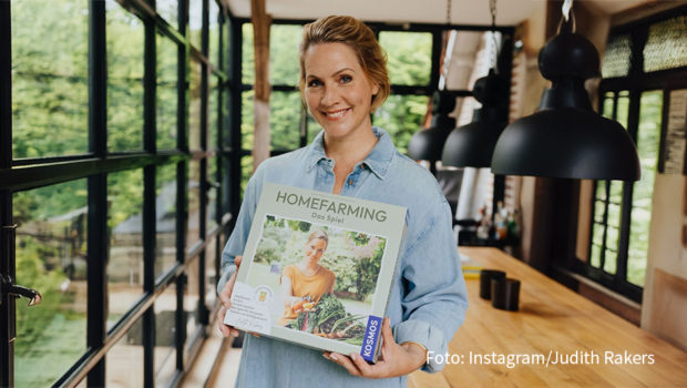 Judith Rakers hat ihr erstes „Homefarming“-Brettspiel entwickelt, bei dem die ganze Familie spielerisch Gartenwissen erlernen kann. Das komplett plastikfreie Spiel vermittelt leicht verständlich, wie man Gemüse anbaut, Hühner hält und den eigenen Garten gegen Plagen schützt. (Foto: Instagram/Judith Rakers)